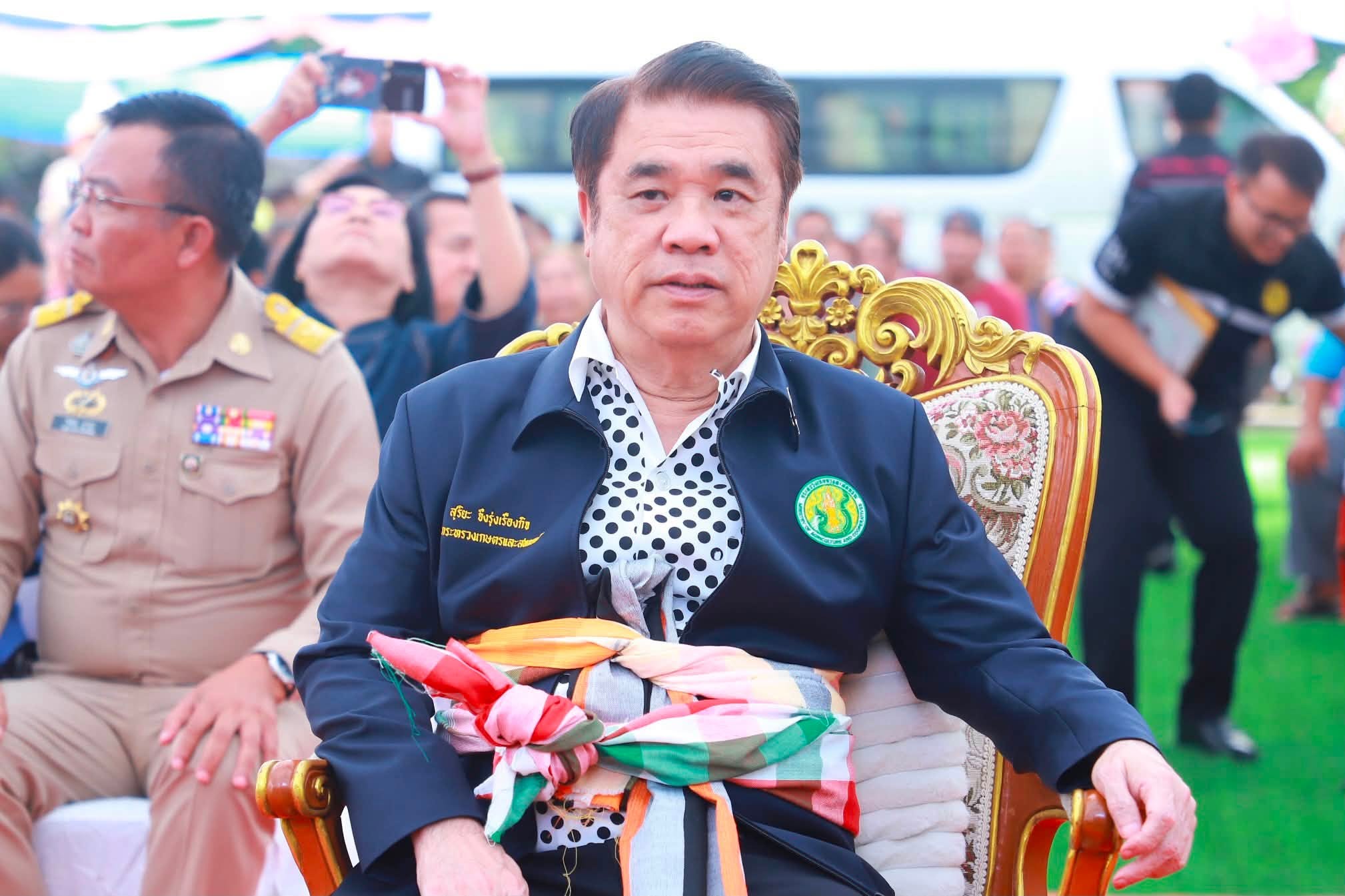 title - รมว.กษ. นำทีมลงพื้นที่ตรวจราชการ พร้อมมอบโฉนดเพื่อการเกษตร ส.ป.ก.เลย กว่า 6 พันไร่